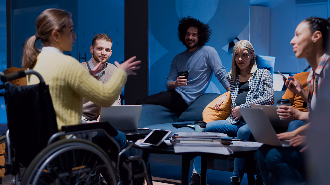 Persona usando tecnología accesible con un switch adaptado