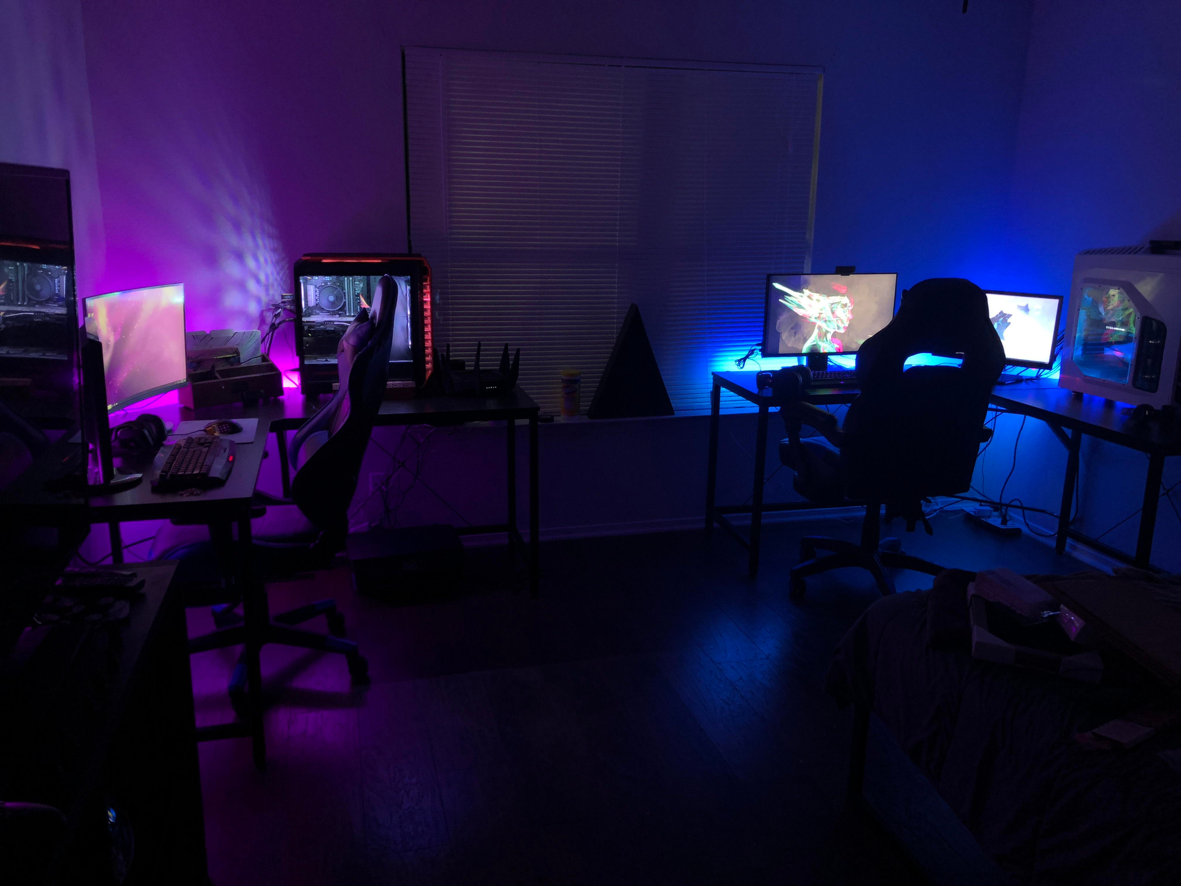 Personas diversas jugando videojuegos en comunidad