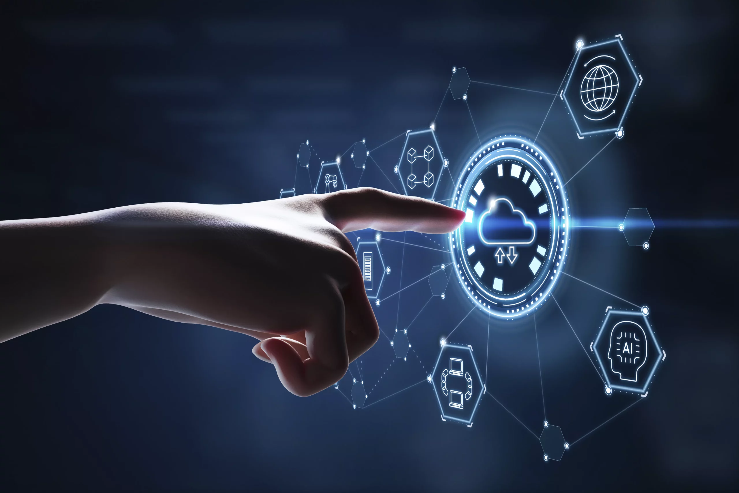 Persona usando computadora con símbolos de ayuda y preguntas